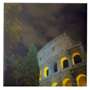 Beskåda av Coloseumen i Rome på natten Kakelplatta