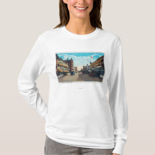 Beskåda av den huvudsakliga gatan med Modellerar- T-shirt