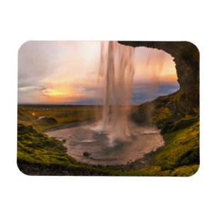Beskåda av den islandSeljalandsfoss vattenfallet Magnet
