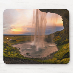 Beskåda av den islandSeljalandsfoss vattenfallet Musmatta