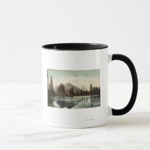Beskåda av den svart ButtesAlong Shasta rutten Mugg