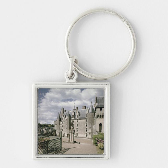 Beskåda av den västra facaden av återställd fyrkantig silverfärgad nyckelring (Framsidan)