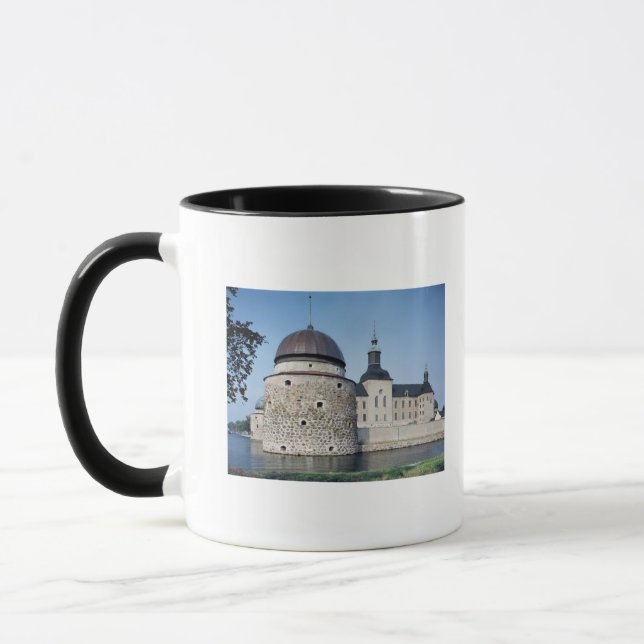 Beskåda av det Vadstena slottet, byggt i 1545 Mugg (Vänster)