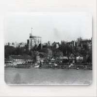 Beskåda av det Windsor slottet, över floden Thames