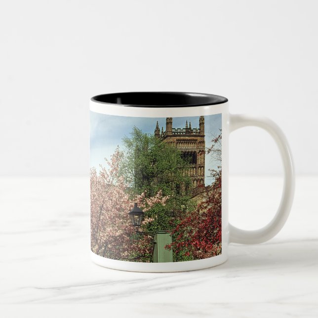 Beskåda av det yttre, byggt 1093-1280 Två-Tonad mugg (Höger)