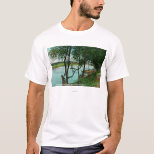 Beskåda av en fartyglandning på den ryska floden t-shirt