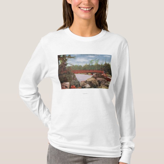 Beskåda av en överbrygga till de tre systeröarna t-shirt (Framsida)