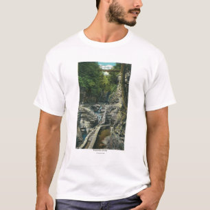 Beskåda av en upphängning överbryggar t-shirt
