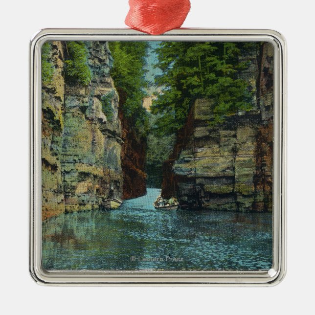 Beskåda av fartyget som är kommande till och med julgransprydnad metall (Framsidan)