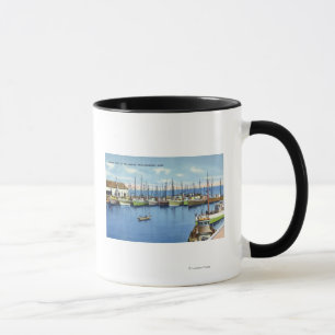 Beskåda av fiskeflotta i hamnen mugg