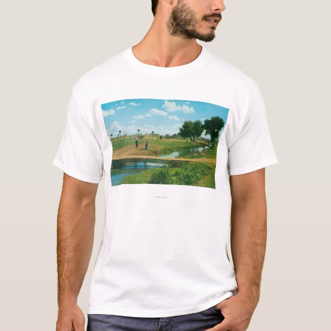 Beskåda av golfaren som slår boll t shirt (Framsida)