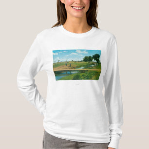 Beskåda av golfaren som slår boll t-shirt