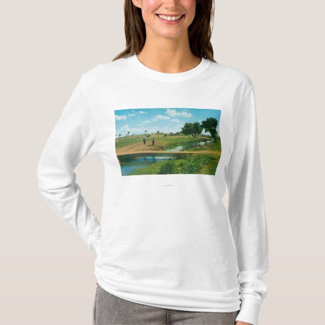 Beskåda av golfaren som slår boll tröja (Framsida)
