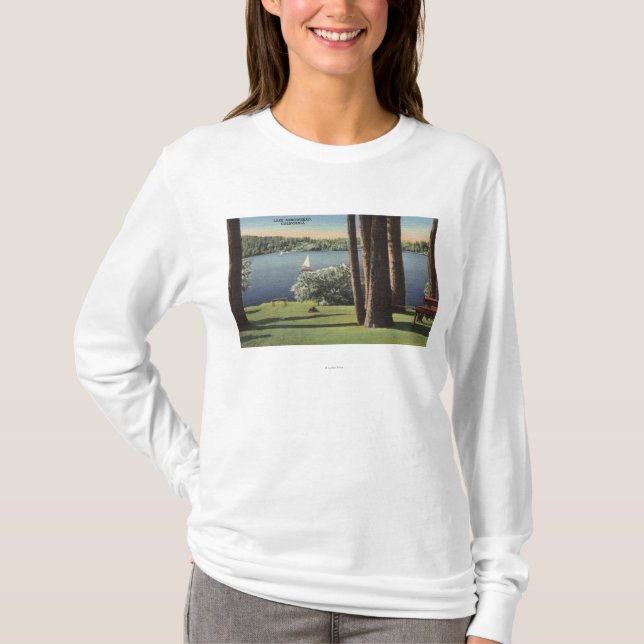 Beskåda av gräs- kust & sjön t-shirt (Framsida)