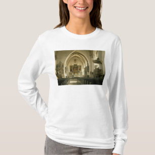 Beskåda av insidan av kyrkan med tee shirt