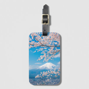 Beskåda av Mount Fuji med körsbärsröda blommar Bagagebricka