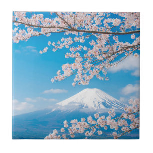 Beskåda av Mount Fuji med körsbärsröda blommar Kakelplatta
