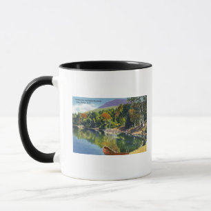 Beskåda av paradisfjärden och svärta berg från mugg