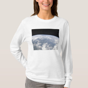 Beskåda av planetjord från utrymme tee