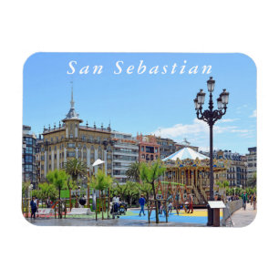 Beskåda av staden av San Sebastian i solig dag Magnet