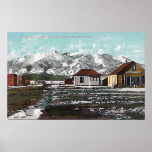 Beskåda av Town och berg efter en vårsnö Poster