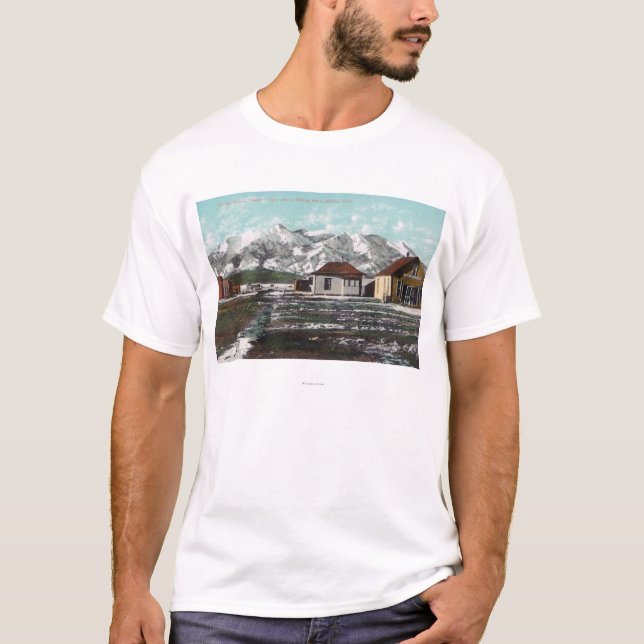 Beskåda av Town och berg efter en vårsnö Tee Shirt (Framsida)