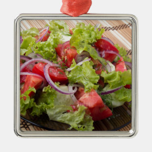Beskåda vinkeln på ett fragment av vegetarisk julgransprydnad metall