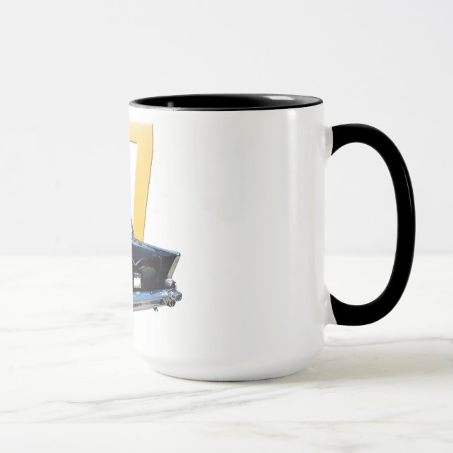 Beskådar den Chevrolet BelAire baksidaen 1957 Mugg (Höger)