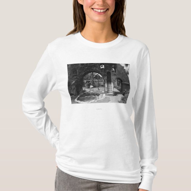 Beskickninggästgivargårdborggård av flodstranden, t-shirt (Framsida)