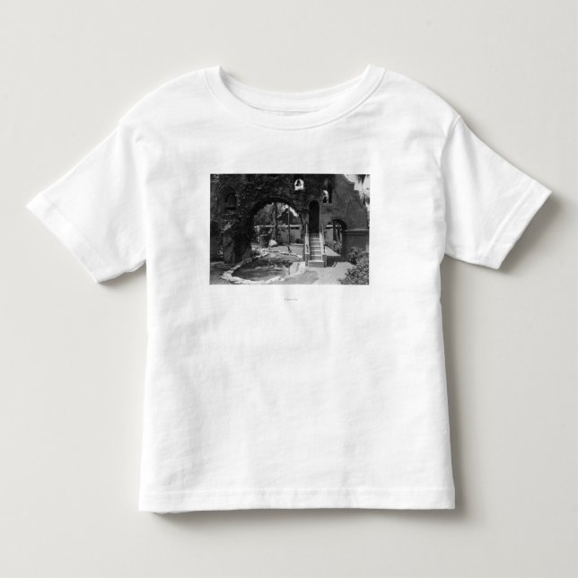 Beskickninggästgivargårdborggård av flodstranden, tee shirt (Framsida)