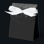 Beskrivningsboxen Glitter Drip Party Presentaskar<br><div class="desc">Partikelrutan visas med en elegant svart faux glitter drop-utskrift på framsidan och baksidan. Perfekt för behandling av gåva ge. Anpassa det här objektet eller köp som det är. Tips! Lägg till dina underbara behandlingar och lägg till ett sött band. Licensierad utskrift</div>