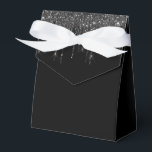 Beskrivningsboxen Glitter Drip Party Presentaskar<br><div class="desc">Partikelrutan visas med en elegant svart faux glitter drop-utskrift på framsidan och baksidan. Perfekt för behandling av gåva ge. Anpassa det här objektet eller köp som det är. Tips! Lägg till dina underbara behandlingar och lägg till ett sött band. Licensierad utskrift</div>