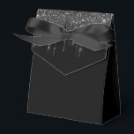 Beskrivningsboxen Glitter Drip Party Presentaskar<br><div class="desc">Partikelrutan visas med en elegant svart faux glitter drop-utskrift på framsidan. Perfekt för behandling av gåva ge. Anpassa det här objektet eller köp som det är. Tips! Lägg till dina underbara behandlingar och lägg till ett sött band. Licensierad utskrift</div>