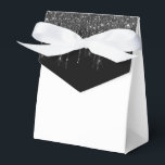 Beskrivningsboxen Glitter Drip Party Presentaskar<br><div class="desc">Partikelrutan visas med ett svart och vitt faux glitter-dropptryck på framsidan. Perfekt för behandling av gåva ge. Anpassa det här objektet eller köp som det är. Tips! Lägg till dina underbara behandlingar och lägg till ett sött band. Licensierad utskrift</div>