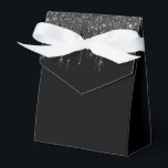 Beskrivningsboxen Glitter Drip Party Presentaskar<br><div class="desc">Partikelrutan visas med ett svart och vitt faux glitter-dropptryck på framsidan. Perfekt för behandling av gåva ge. Anpassa det här objektet eller köp som det är. Tips! Lägg till dina underbara behandlingar och lägg till ett sött band. Licensierad utskrift</div>