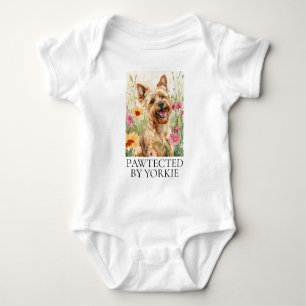 Beskyddad av Yorkie Baby Bodydräkt Gift T Shirt