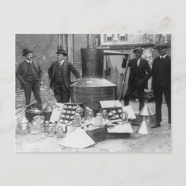 Beslagtaget hembränt destilleri, 1922 vykort (Framsida)