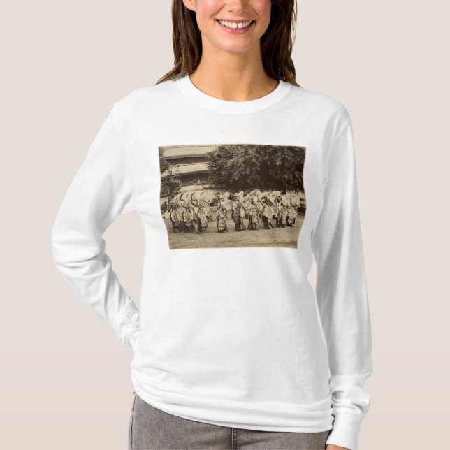 Beslöjade dansare på Mandalay, Burma Tee (Framsida)