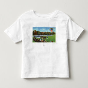 Besökare som granskar en klänningparad tee shirt