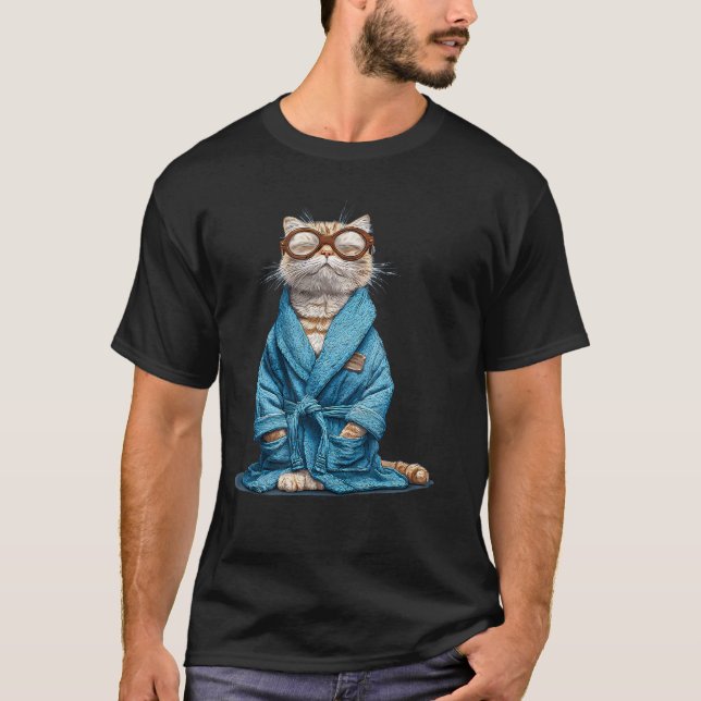 Bespectacled Bathrobe Cat For Sleeping T Shirt (Framsida)
