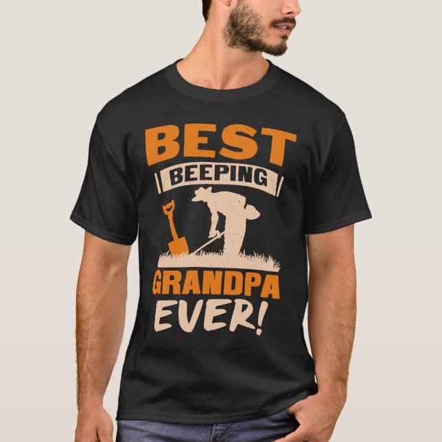 Best Beeping Grandpa Ever Metal Detecting Funny T Shirt (Framsida)