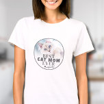 Best Cat Mamma Pet Photo T Shirt<br><div class="desc">Personlig Best Cat Mamma någonsin Anpassningsbar Photo Shirt. Fira det speciella bandet mellan en katt mamma och hennes älskade kattunge med den här "Best Cat Mamma någonsin"-skjortan, perfekt för vilken kattälskare som helst. Den här skjortan kombinerar stil med sentimentalitet. En elegant grått gräns cirklar texten för extra elegans, accentuerad med...</div>