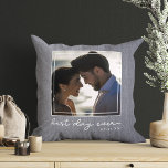 Best Day Ever Photo Script Newlywed Wedding Date Kudde<br><div class="desc">Firar för alltid! Vårt "Bästa dagen någonsin"-fotoskript kuddar vid bröllop-datumet - minnen i varje cuddle. Perfekt för nylingarna i kärlek nest! 💍 #BestDayAldrig #WeddingBliss En vacker keepsaké av den bästa dagen någonsin: Trendig femininin-manusjus i den här moderna ramade fotodesignen på ett rött lantbruk med stil blue grått linen burlap. Anpassa...</div>