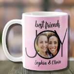 Best Friends Photo Rosa Kaffemugg<br><div class="desc">Dekorera trendigets rosa kaffe mugg med ett foto av dig och din bästa vän. Den har typografi av snyggten och är lätt att anpassade med fotot och namn.</div>
