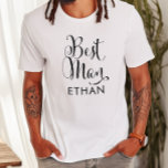 Best Man Black Script Personlig Bröllop T Shirt<br><div class="desc">Bröllop Best Man-skjortan har ett modernt kalligrafiskt skript för svartsnurrning som skrivs med elegant anpassningsbar först namn text som du kan anpassa. Se vår samordnande utformning i brudens sida!</div>