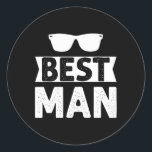 Best Man Bröllop Marskalkars Funny Möhippa Bachelo Runt Klistermärke<br><div class="desc">Best Man Bröllop Marskalkars Funny Möhippa Bachelor Party Manar 1</div>
