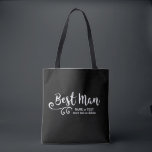 Best Man Bröllop Tote Bag | Modern coola Tygkasse<br><div class="desc">Din bäste man kommer att kärlek den här personligen till väskan! Dubbla-sida med ett vitt skriptteckensnitt för roligt och snurra, väskan har också två linjer anpassningsbar text - lägg till Bästa mannens namn, bröllop datum, plats osv. Ändra bakgrunden till färg så att den stämmer överens med bröllop färger - klicka...</div>