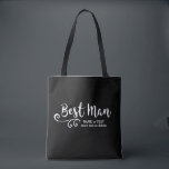 Best Man Bröllop Tote Bag | Modern coola Tygkasse<br><div class="desc">Din bäste man kommer att kärlek den här personligen till väskan! Dubbla-sida med ett vitt skriptteckensnitt för roligt och snurra, väskan har också två linjer anpassningsbar text - lägg till Bästa mannens namn, bröllop datum, plats osv. Ändra bakgrunden till färg så att den stämmer överens med bröllop färger - klicka...</div>