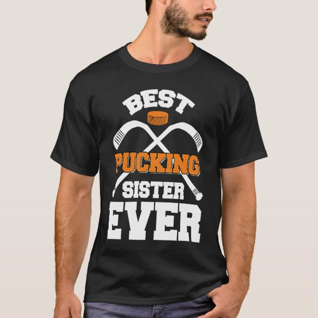 Best Pucking Sister Ever Hockey Sports T Shirt (Framsida)