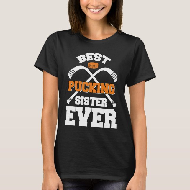 Best Pucking Sister Ever Hockey Sports T Shirt (Framsida)